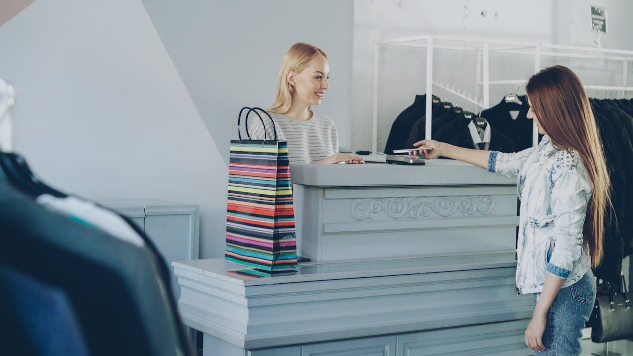 Formation terrain vs formation en salle : ce que dit la recherche pour le retail